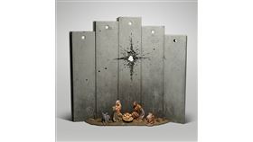 英國知名塗鴉藝術家班克西最新作品「伯利恆之傷痕」21日出現在以色列占領的約旦河西岸伯利恆，班克西表示，這是「修改版的耶穌誕生圖」。（圖取自班克西IG網頁instagram.com/banksy）