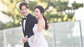 李莞與「南韓之光」高爾夫球女王李寶美婚紗曝光。（圖／翻攝自推特）