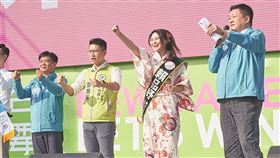 賴品妤衝勁十足　選舉招式有別以往民主進步黨立法委員參選人賴品妤（右2）競選招式有別傳統，如1日總統蔡英文連任新北競選總部大會，賴品妤就穿日式浴衣上陣，成功吸引媒體目光。（賴品妤競選團隊提供）中央社記者葉臻傳真  108年12月22日