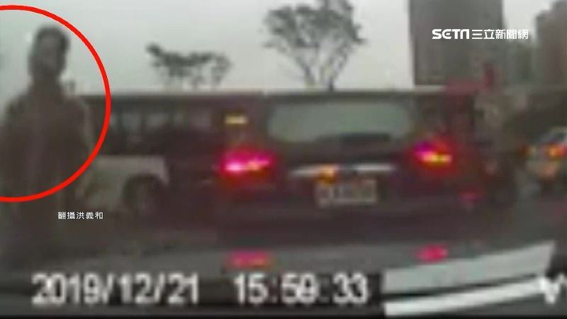 遭硬擠按喇叭示警…駕駛反被飆罵拍車