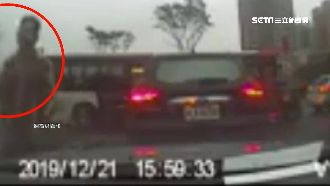 遭硬擠按喇叭示警…駕駛反被飆罵拍車