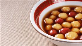 中醫師彭溫雅說，冬至時陰氣最重且即將升陽，可吃一些溫補食品，吃湯圓有糯米可補氣。（圖取自Unsplash圖庫）