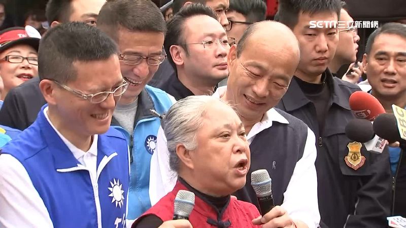 韓、孫到霞海城隍廟　民眾怨：擾民