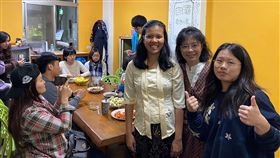 豐田曬書節　認識了解多元文化東華大學與豐田「五味屋」合作舉辦曬書節，五味屋創辦人顧瑜君（右2）說，東華大學國際學生參與此次活動，他們以家鄉美食和家鄉歌謠與在地學子分享自己國家的文化、故事與在台灣的生活體驗，並從活動中認識台灣鄉村風貌。中央社記者李先鳳攝　108年12月22日