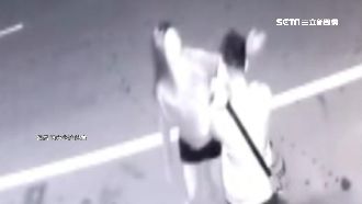 情侶吵架女打男　路旁機車倒車主求償