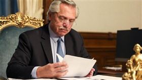 阿根廷總統艾柏托10日上任後推動第一項經濟緊急法，包含加徵出口關稅、旅遊美元稅等爭議措施，經國會挑燈夜戰火速通過。（圖取自facebook.com/alferdezok）