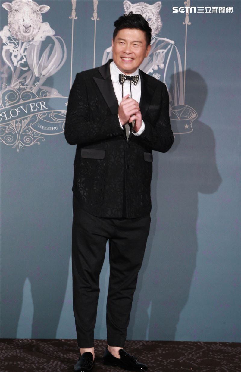 曾國城虧柴智屏穿高衩禮服不妥。（記者邱榮吉/攝影）