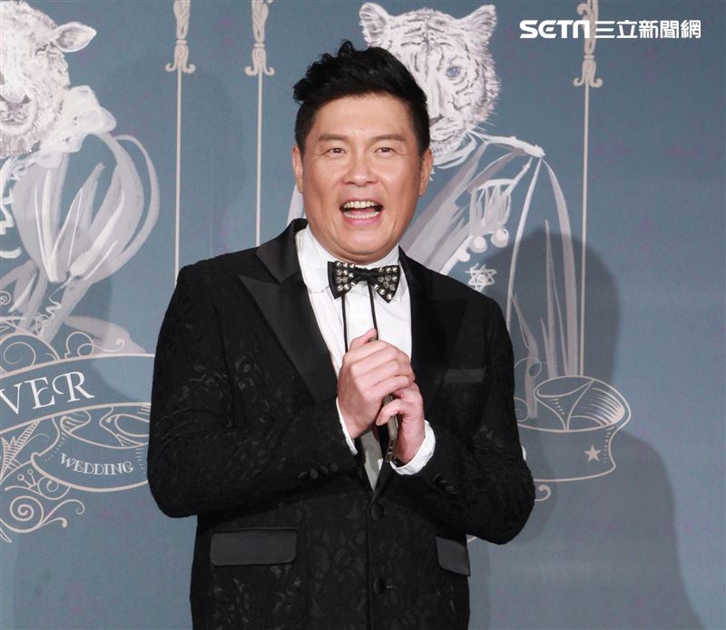 曾國城虧柴智屏穿高衩禮服不妥。（記者邱榮吉/攝影）