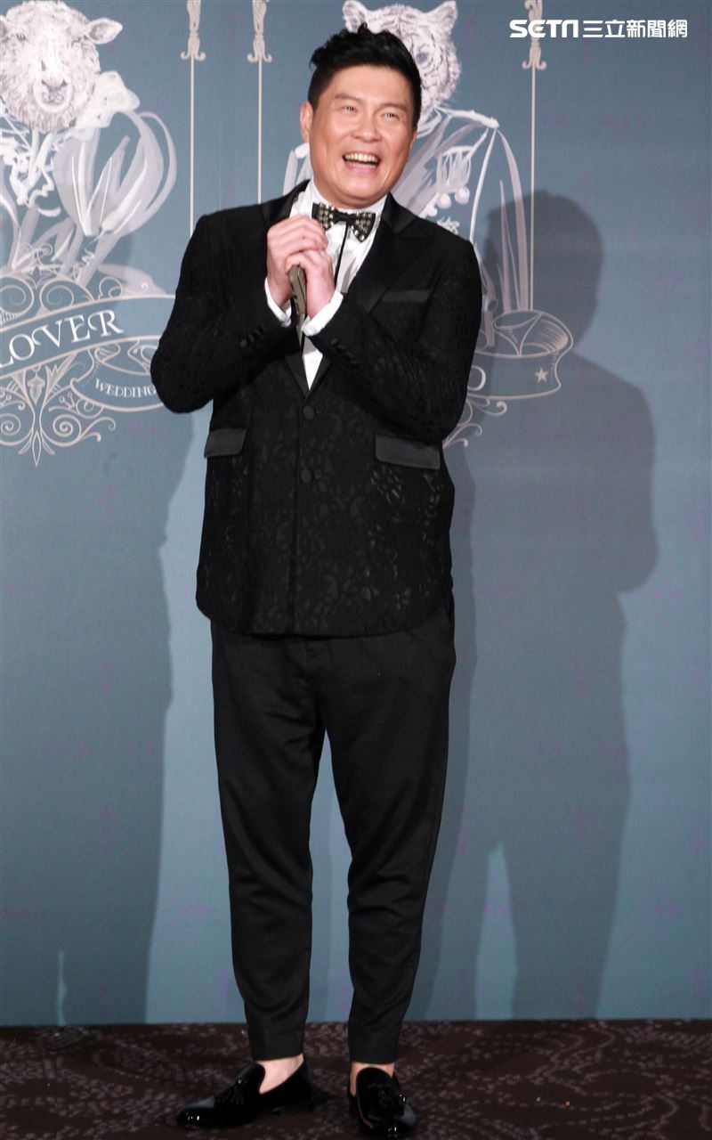 曾國城虧柴智屏穿高衩禮服不妥。（記者邱榮吉/攝影）
