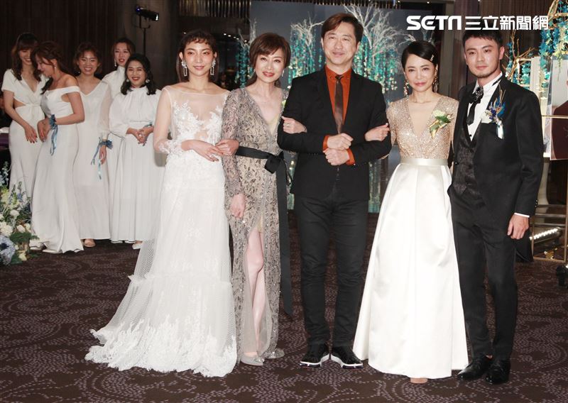 證婚人哈林與兩位親家母準備進場出席柴智屏女兒婚宴。（記者邱榮吉/攝影）