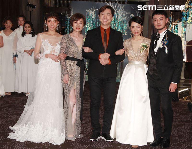 證婚人哈林與兩位親家母準備進場出席柴智屏女兒婚宴。（記者邱榮吉/攝影）