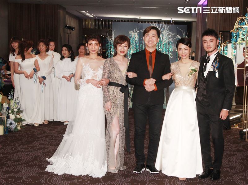 證婚人哈林與兩位親家母準備進場出席柴智屏女兒婚宴。（記者邱榮吉/攝影）