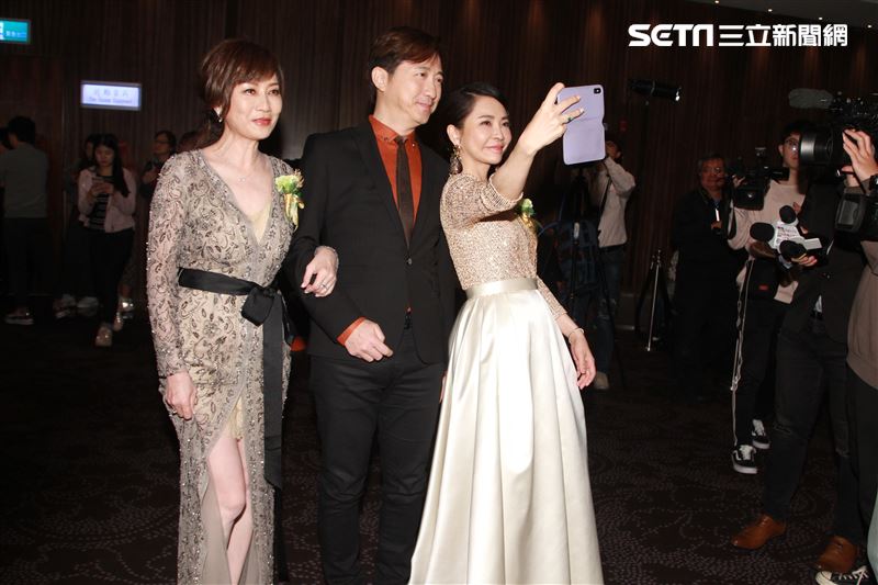 證婚人哈林與兩位親家母準備進場出席柴智屏女兒婚宴。（記者邱榮吉/攝影）