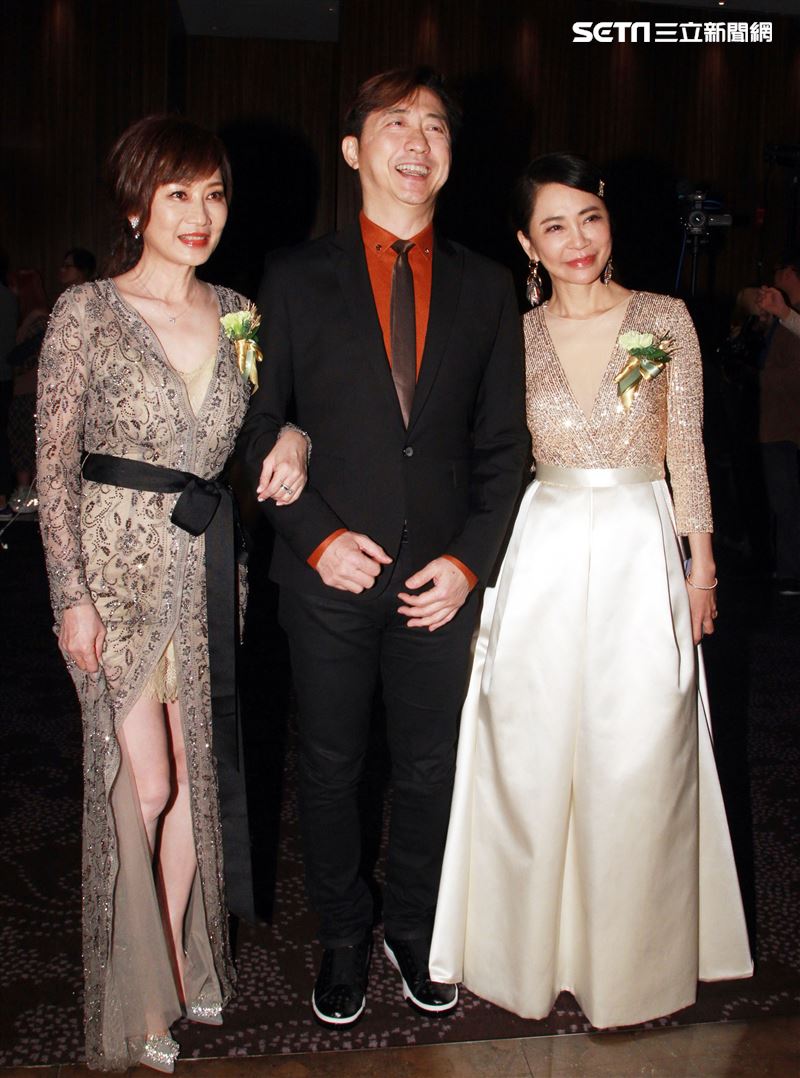 證婚人哈林與兩位親家母準備進場出席柴智屏女兒婚宴。（記者邱榮吉/攝影）