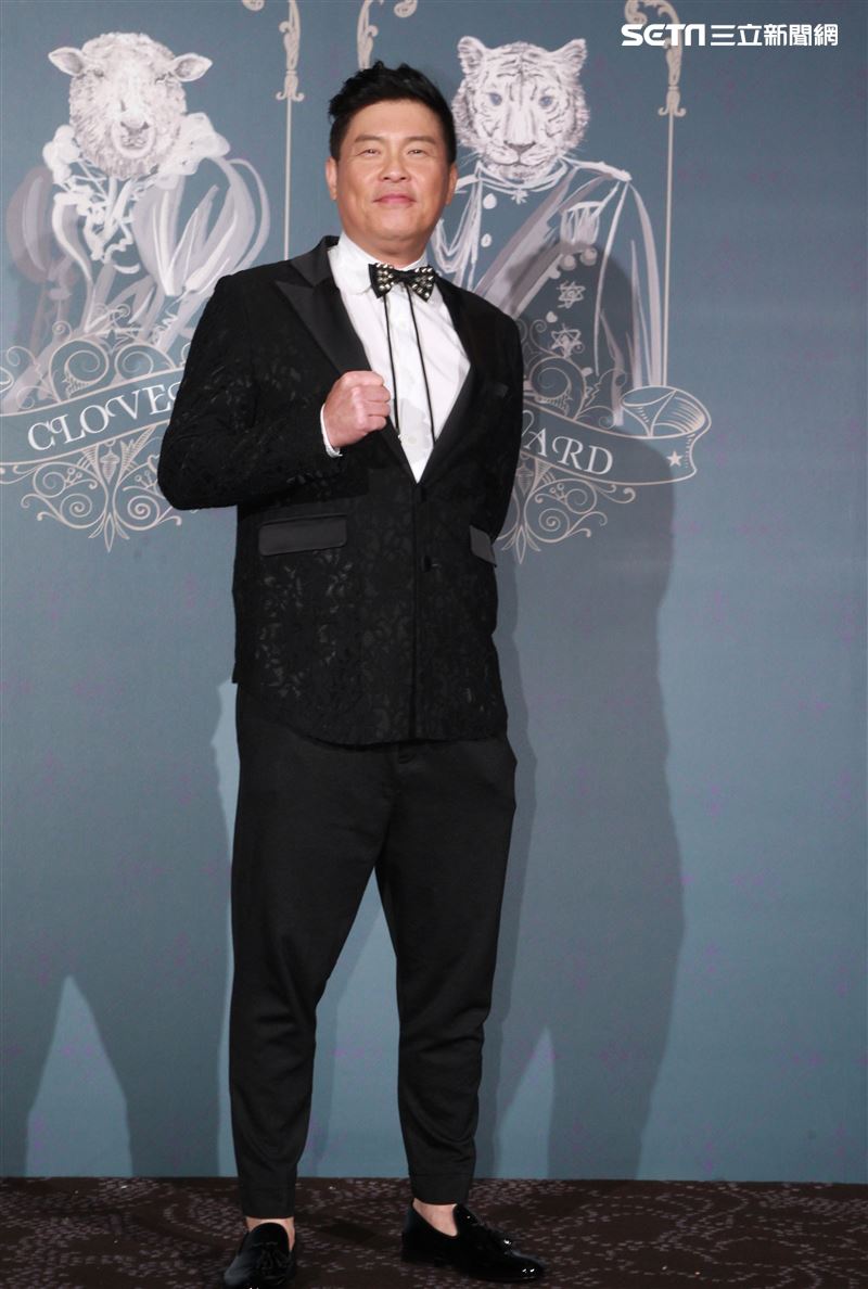 曾國城虧柴智屏穿高衩禮服不妥。（記者邱榮吉/攝影）
