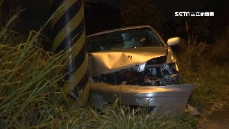 疑車速快失控撞電線桿　一家4口送醫