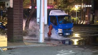 消防栓底部遭「斬」！秒成湧泉大噴發