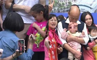 韓國瑜吻女嬰被罵翻…小英兩動作完勝