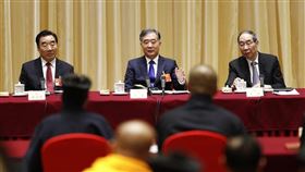 法國費加洛報22日報導，中國政府11月26日召集16名宗教界政協委員，呼籲宗教領袖依照「時代進步的要求」修改宗教典籍。圖為3月中國全國政協主席汪洋（後中）出席政協會議並與宗教界委員討論。（檔案照片／中新社提供）