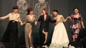 柴智屏女兒婚宴,柴智屏與男方媽媽Erica、葉璦菱、方芳芳和利菁表演〈愛你一萬年〉（圖／海納百川提供）