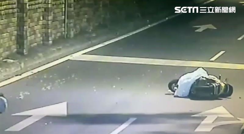 驚險瞬間！北市機車對撞　男重摔路面