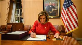 美國聯邦眾議院通過對總統川普的兩項彈劾條文，但眾院議長裴洛西（圖）遲未將條文送參議院。副總統彭斯的幕僚長說，裴洛西立場站不住腳，最終會屈服。（圖取自twitter.com/SpeakerPelosi）