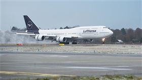 德國獨立空服員工會表示，22日跟漢莎航空就薪資及退休金的談判已破局，旗下空服員可隨時展開罷工，但不會選在耶誕假期。（圖取自facebook.com/Lufthansa）