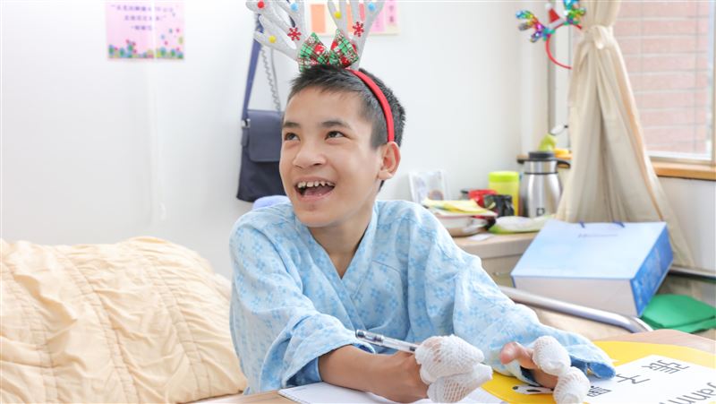 鴨掌男孩想單手寫字　台灣醫師助圓夢