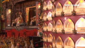 龍山寺開放點燈！首日加發5百號碼牌