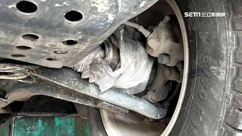 命大！塑膠袋捲入傳動軸險釀火燒車