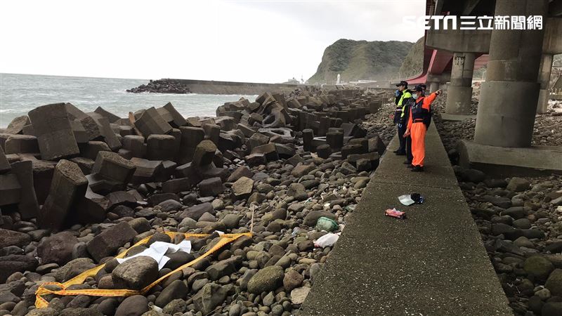 快訊／「下半身赤裸」女陳屍岸邊石塊
