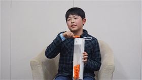 日本神奈川縣平塚市立吉澤小學6年級學生守田貫一郎，因為發明「曬衣夾收納筒」獲得專利。（圖取自twitter.com/hiratsukagood）