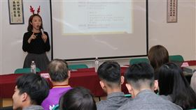 移民署偕業者前進校園　扮麋鹿慶耶誕耶誕節將至，移民署移民官曾潔如（站者）偕麥當勞業者扮麋鹿前進校園同慶，向異鄉學子宣講居留在台的重要資訊。（移民署提供）中央社記者黃麗芸傳真　108年12月23日