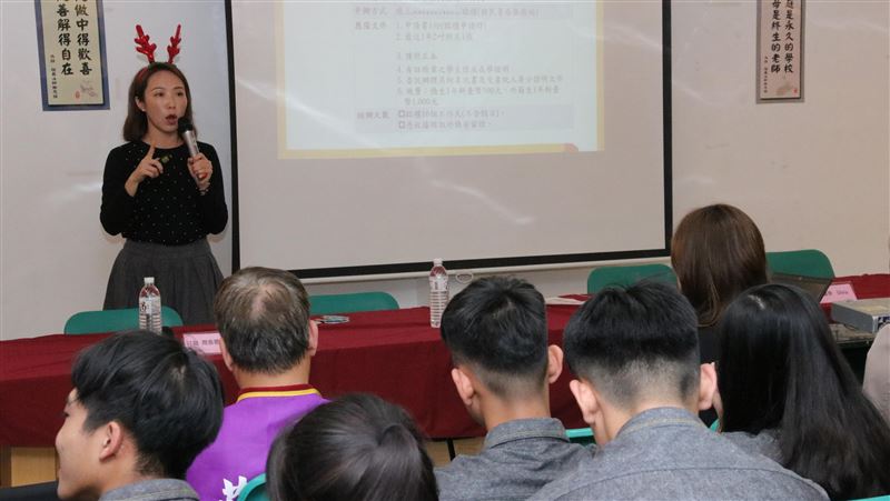 移民署偕業者前進校園　扮麋鹿慶耶誕