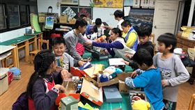 耶誕節鞋盒傳愛  為陪讀班學童帶來驚喜基督教救助協會發起鞋盒傳愛活動，獲得企業團體響應，送上禮物給陪讀班的學童，讓他們能感受到被看重、被關心的喜樂，開心過耶誕。（基督教救助協會提供）中央社記者許秩維傳真  108年12月23日