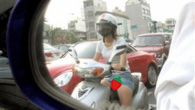 後照鏡羞見神秘三角洲 網笑不敢看（圖／翻攝自加藤軍路邊隨手拍）