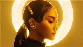 阿爆（阿仍仍）攜手「派樂黛唱片」主理人：黃少雍
聯合製作電音曲風排灣語專輯：「Kinakaian 母親的舌頭」
那屋瓦文化提供