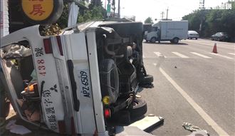 急載老婦送醫　救護車遭貨車撞噴飛