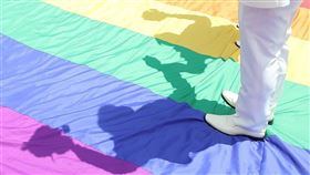 台灣2019年5月成為亞洲第一個同性婚姻合法化的地區，迄今已有超過2000對同性伴侶登記結婚，促使商業代孕機構紛紛來到台灣協助更多想要生兒育女的LGBT+伴侶。（中央社檔案照片）