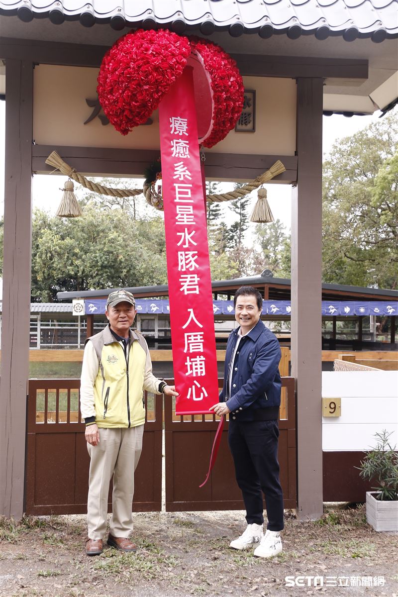 三立影城董事長張榮華與頑皮世界副總李英俊為水豚君入村揭幕。（圖／記者林聖凱攝影）