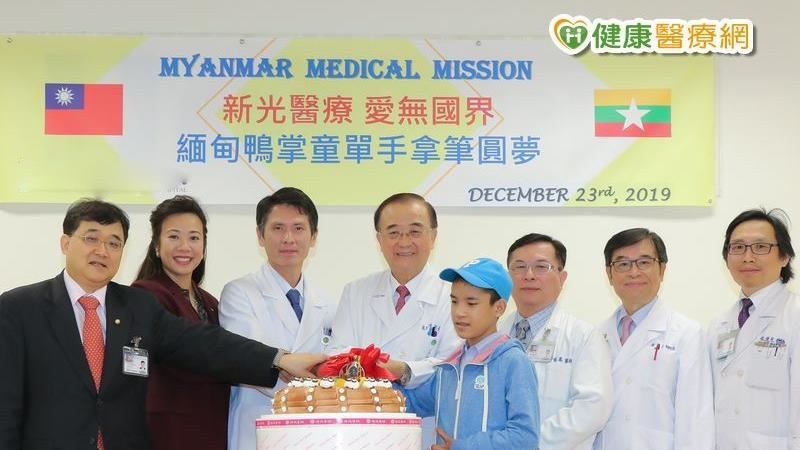 緬甸鴨掌童赴台就醫　圓單手寫字夢