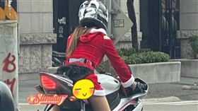 「聖誕老婆婆」停紅燈！網見逆天美腿嗨翻喊：想當聖誕老公（圖／翻攝自加藤軍路邊隨手拍）