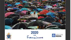 暗撐香港 教宗月曆封面選用撐傘群眾照片教廷2020年官方出版的教宗月曆封面是教宗與一群「撐著雨傘」的群眾合照，被觀察家解讀是暗撐香港。圖為翻攝月曆封面。中央社記者黃雅詩梵蒂岡傳真 108年12月23日