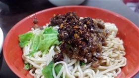 隔壁桌兩母子共用一碗小麵！他暖舉被讚（圖／爆怨公社）