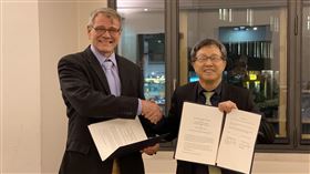 台德免試互換駕照 近期將上路駐德代表謝志偉（右）與德國駐台代表王子陶（左）12日在柏林簽署互換駕照的合作意向書，未來旅居德國的台灣人可持台灣駕照免試換發德國駕照。（駐德代表處提供）中央社記者林育立柏林傳真  108年12月24日