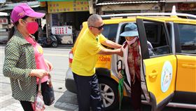 帶動城市移動活力　屏縣小黃公車讓銀髮族更便利屏東縣政府為服務交通不方便的社區，107年推出小黃公車，9月起服務升級，除了原有的醫院外，還在菜市場、賣場和公園設站，希望讓小黃公車融入老人生活。（屏東縣政府提供）中央社記者郭芷瑄傳真　108年9月7日