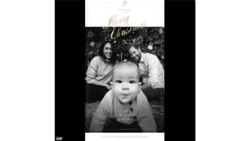 英國哈利王子（後右）和妻子梅根（後左）帶著8個月大兒子亞契（前）到加拿大過耶誕節，一家三口的耶誕卡曝光。（圖取自twitter.com/queenscomtrust）