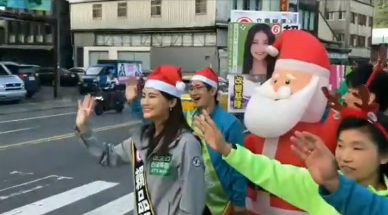他倆合組「蔡賴配」　聖誕造型超吸睛