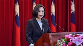 蔡總統：守護中華民國不靠妥協  靠堅實國防中華民國109年上半年陸海空軍將官晉任布達暨授階典禮24日舉行，總統蔡英文（圖）致詞時表示，中國持續透過外交脅迫、軍事威脅、政治滲透等方式打壓台灣，企圖分化國人、打擊士氣及弱化台灣民主，而守護中華民國從來不是靠妥協，而是靠堅實國防。中央社記者王飛華攝  108年12月24日