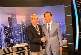 ▲鴻海創辦人郭台銘（右）接受電視專訪並與提問人范世平合影。（圖／翻攝范世平臉書）